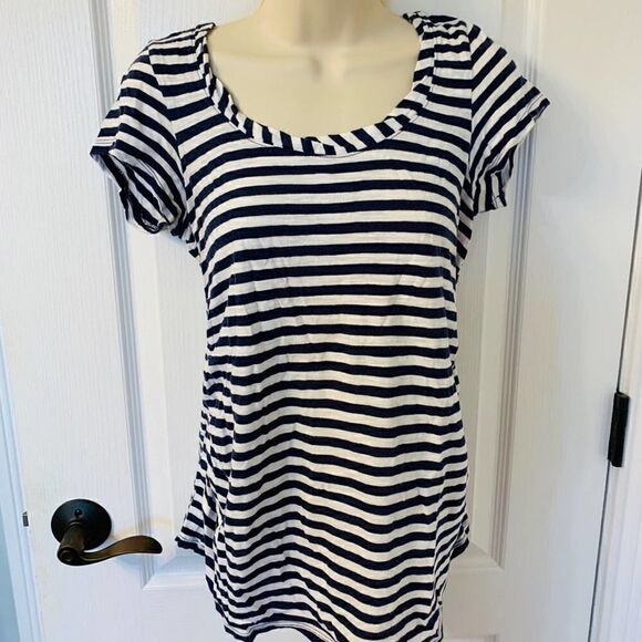 Old Navy Maternity Navy & White Striped Top! ❤️ - Picture 1 of 2